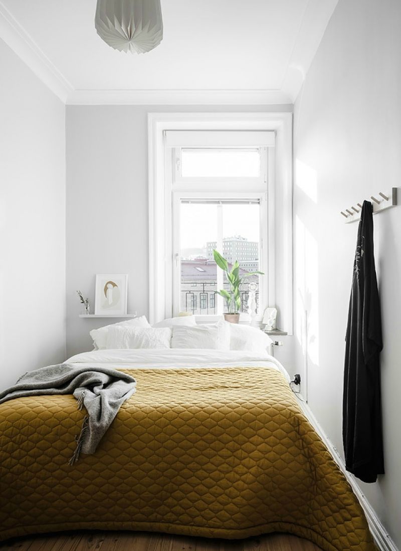 Pieni ja yksinkertainen pohjoismainen makuuhuone 